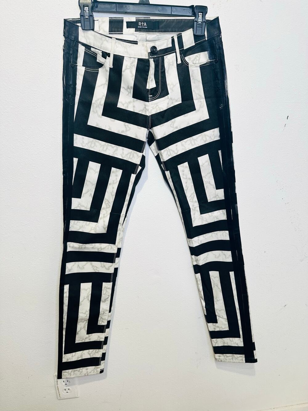 RTA Road To Awe Women's Black White Abstract Design Skinny Jeans Size 27